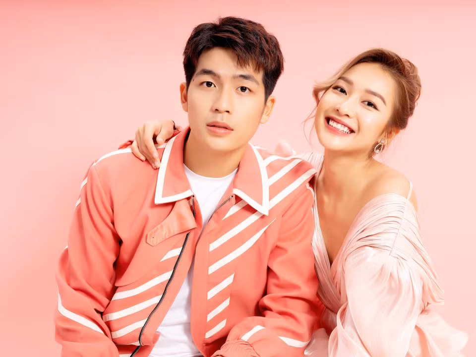 Quốc Anh và Khả Ngân ngọt ngào, tình tứ trong bộ ảnh mùa Valentine, trái với vẻ ngập ngừng, bối rối của mối tình đầu giữa hai nhân vật trong phim. (Ảnh: CTV/Vietnam+)