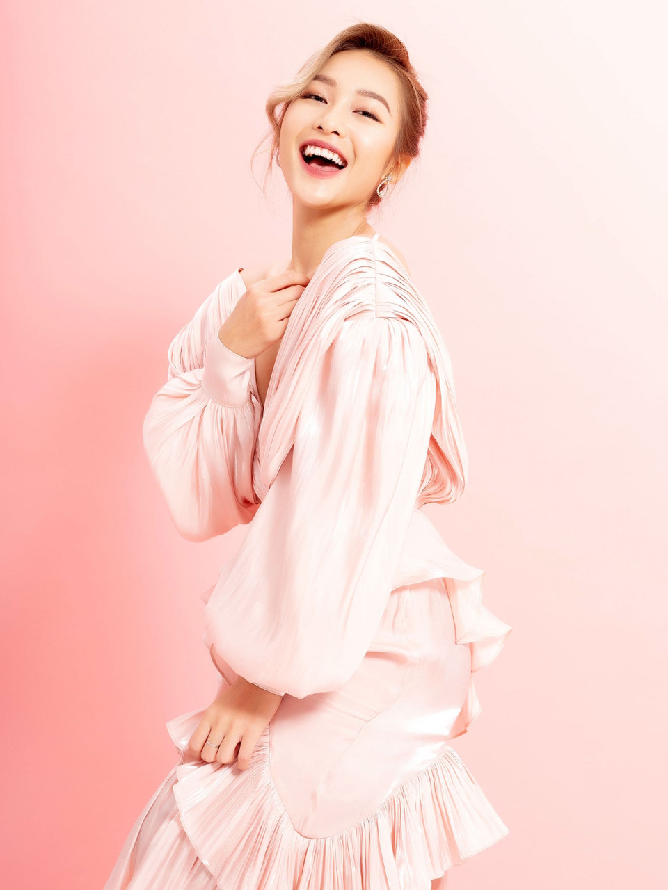 Nữ diễn viên chính trẻ trung, rạng rỡ trong bộ trang phục nữ tính. (Ảnh: CTV/Vietnam+)