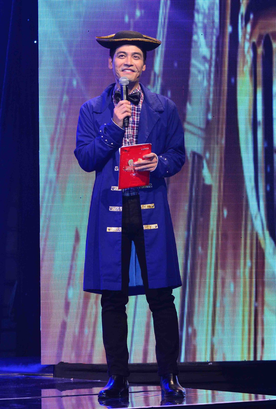 ‘Cướp biển’ Phan Anh trên sân khấu ‘Cặp đôi hoàn hảo’ tối 28/12 (Ảnh: BTC)