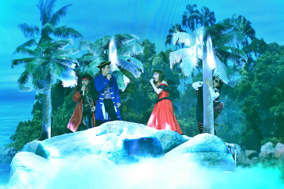 Phan Anh rời vị trí MC, cùng Thái Trinh hỗ trợ tích cực cho cặp đôi Quốc Đại-Vân Trang trong phần trình diễn ‘Như là tình yêu’ (Ảnh: BTC)