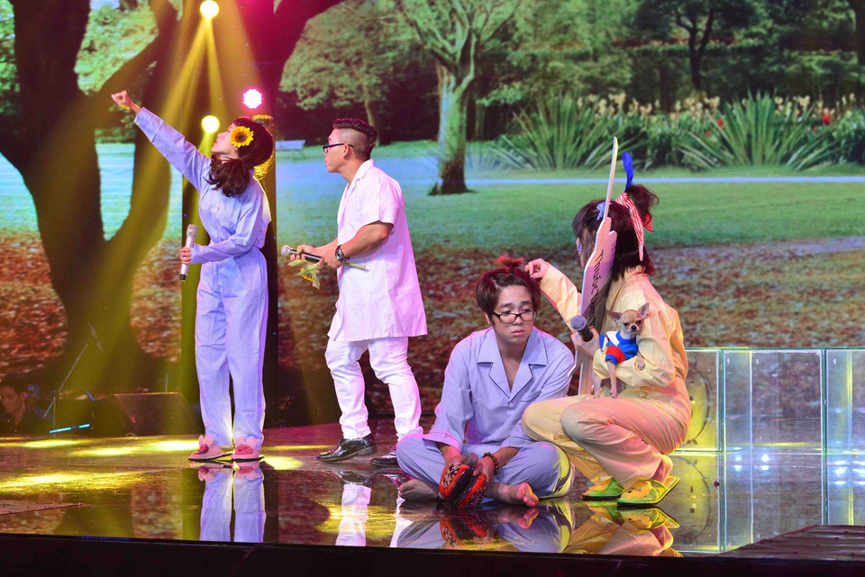 Với ý tưởng dàn dựng khác lạ, cặp đôi Bùi Anh Tuấn-Tú Vi đã trở thành chủ nhân của chiếc ‘ghế nóng’ trong đêm liveshow thứ tám (Ảnh: BTC)