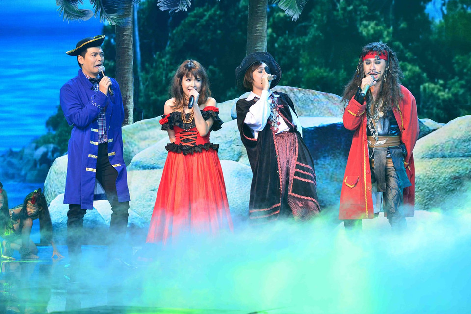 Suốt từ đầu mùa giải, Quốc Đại-Vân Trang thường lựa chọn những ca khúc mang âm hưởng dân ca nhưng đêm qua, lần đầu tiên, cặp đôi này vượt thoát ra khỏi ‘vùng an toàn’ của mình. Điều này đã mang đến cảm xúc mới mẻ cho khán giả (Ảnh: BTC)