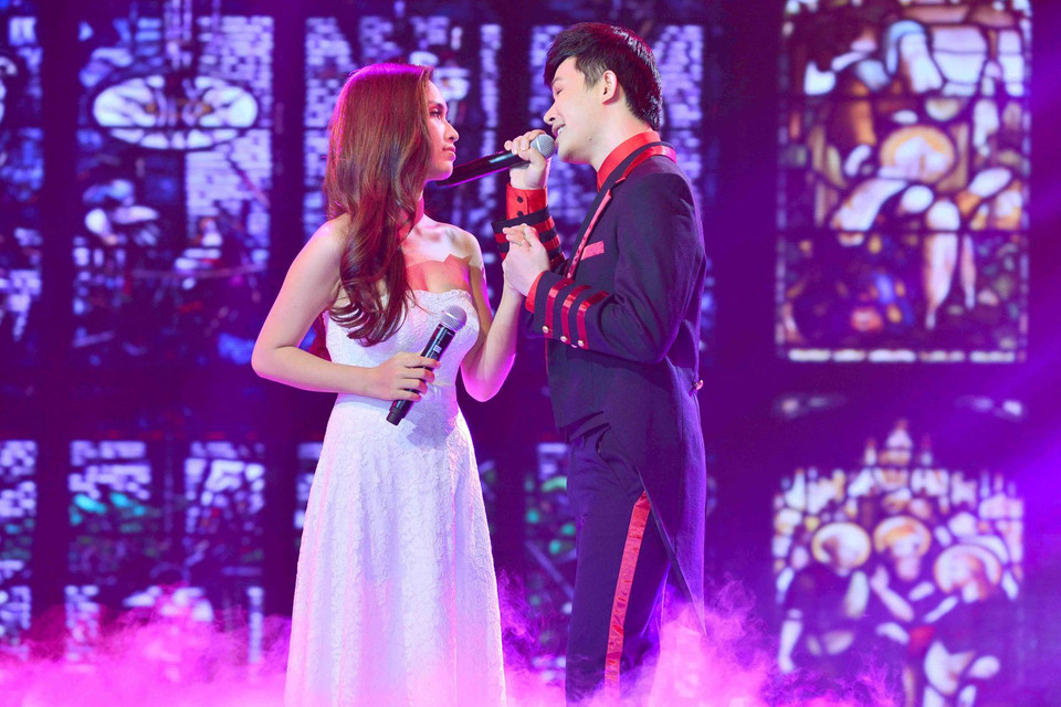 Đồng hành và hỗ trợ Nam Cường-Quế Vân trong đêm liveshow thứ tám là cặp đôi Nathan Lee-Ái Phương. ‘Các bạn chưa đẩy được cảm xúc tới cao trào và như vậy, tiết mục làm chưa tới,’ giám khảo Quang Linh nhận xét (Ảnh: BTC)