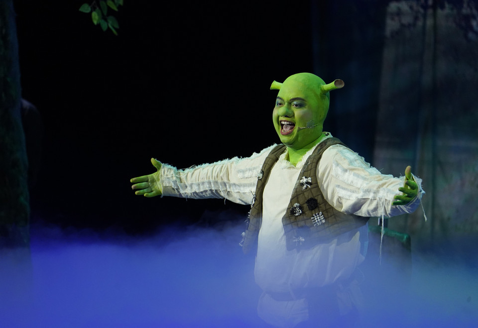 Với những giai điệu đã thành bất hủ như: Big Bright Beautiful World, What's up Duloc…, Shrek đem tới cho các bạn khán giả câu chuyện nhân văn về tình bạn, tình yêu cao cả vượt qua khỏi những ranh giới về xuất thân, địa vị xã hội, hướng tới một xã hội bình đẳng, tốt đẹp hơn. Trải qua hành trình thấu hiểu bản thân, từ một người luôn bị phân biệt đối xử và chịu đựng định kiến, Shrek dần chấp nhận và yêu thương chính mình, nhờ đó được mọi người xung quanh đón nhận. (Ảnh: PV/Vietnam+)