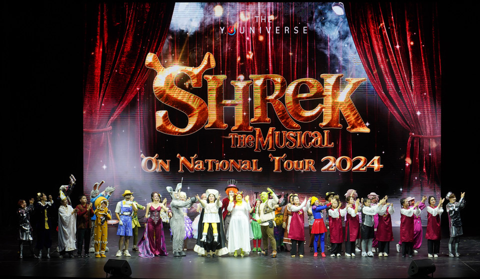 Tối 2/8, vở nhạc kịch "Shrek" được mua bản quyền theo đúng chuẩn Broadway đã công diễn tại Trung tâm Hội nghị Quốc gia Hà Nội. Đây là lần đầu tiên một vở nhạc kịch được trình diễn tại sân khấu lớn nhất Thủ đô. The YOUniverse - đơn vị tổ chức đã mang đến một tác phẩm nhạc kịch với quy mô hoành tráng, cùng sự đầu tư về cả sân khấu, cảnh trí, trang phục… đem lại cho người xem trải nghiệm đặc biệt. (Ảnh: PV/Vietnam+)