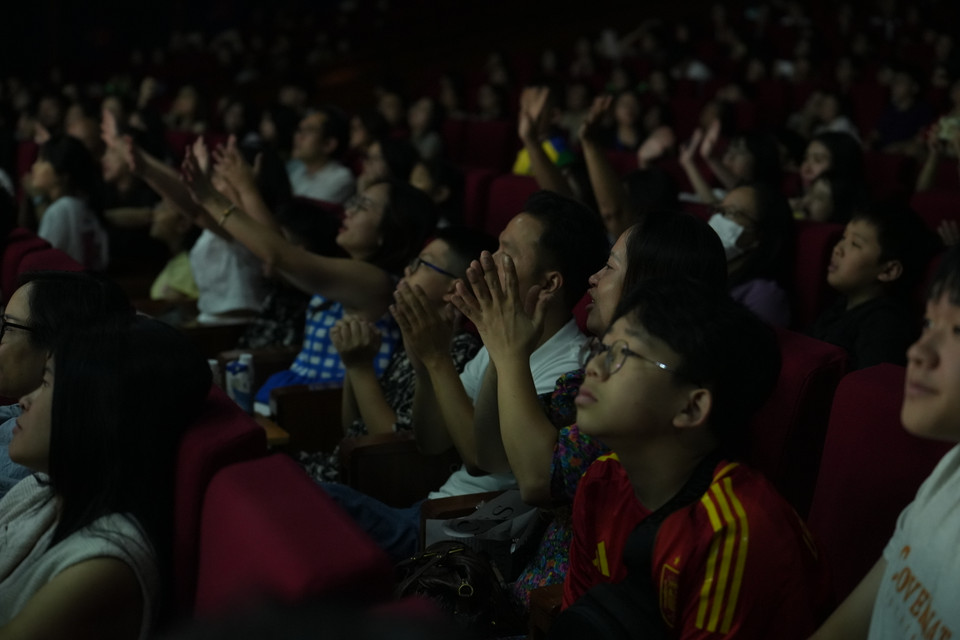 Khán giả nhí hào hứng đón nhận tác phẩm này. (Ảnh: PV/Vietnam+)