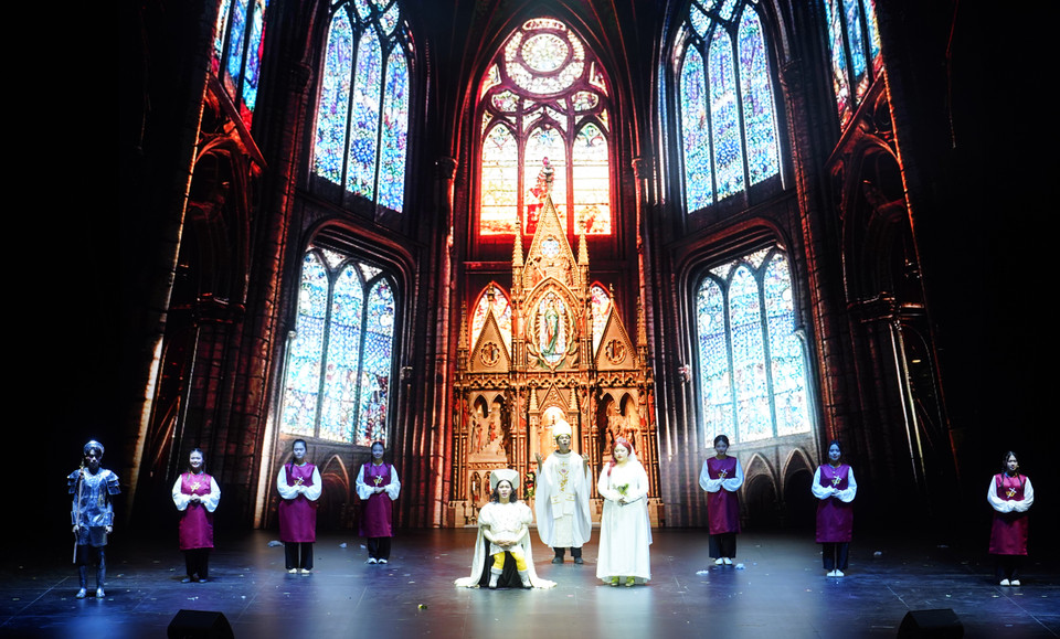 Đạo diễn ánh sáng Đặng Xuân Trường cho biết sân khấu sử dụng kỹ thuật ánh sáng theo phong cách của phương Đông và phương Tây. Ánh sáng sẽ thể hiện tuyến tính của thời gian, sự giãn nở của cảm xúc. Như vậy, ngay cả ánh sáng của vở nhạc kịch cũng góp phần thể hiện câu chuyện mà diễn viên đang kể trên sân khấu. (Ảnh: PV/Vietnam+)