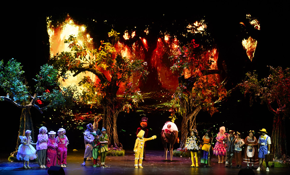 Chương trình có đội ngũ sáng tạo giàu kinh nghiệm: Cố vấn nghệ thuật - Nghệ sỹ Ưu tú Đặng Châu Anh, Đạo diễn Jesse Donaldson Jarret, Giám đốc nghệ thuật Nicholas Gentile, Quản lý sân khấu Minh Anh Lê. Tất cả nhằm mục tiêu đưa tiêu chuẩn nhạc kịch Broadway đến với sân khấu Việt Nam, giúp khán giả trải nghiệm không gian nhạc kịch quốc tế hoành tráng ngay tại một sân khấu nước nhà. (Ảnh: PV/Vietnam+)