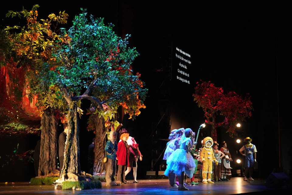 Vở diễn được trình bày hoàn toàn bằng tiếng Anh, có chiếu phụ đề tiếng Việt song song. (Ảnh: PV/Vietnam+)