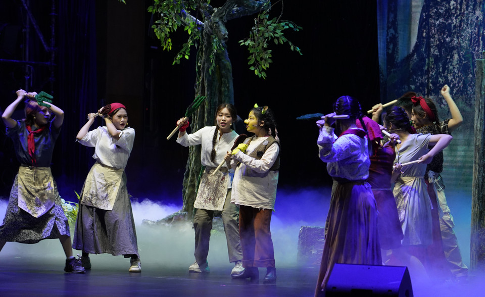 Đội ngũ phục trang của "Shrek" đã áp dụng thời trang bền vững bằng cách sử dụng chất liệu tái chế như vải jeans, áp dụng kỹ thuật xử lý chất liệu và đính kết thủ công, và lựa chọn các nguồn cung ứng bền vững. Những biện pháp này không chỉ giúp bảo vệ môi trường mà còn tạo ra các trang phục độc đáo và đẹp mắt cho vở nhạc kịch. (Ảnh: PV/Vietnam+)