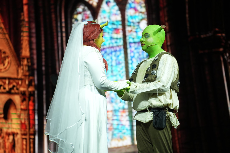 Vở diễn đã “bẻ cong” mọi quan niệm xưa cũ về vẻ đẹp và tình yêu trong xã hội. Bởi Shrek và Fiona vốn dĩ không phải hình mẫu nam nữ chính thường thấy trong truyện cổ tích, nhưng họ vẫn có một tình yêu đẹp và “hạnh phúc mãi mãi về sau” - chứng tỏ sức mạnh của tình yêu vượt qua mọi khuôn khổ giới tính và kỳ vọng xã hội. (Ảnh: PV/Vietnam+)