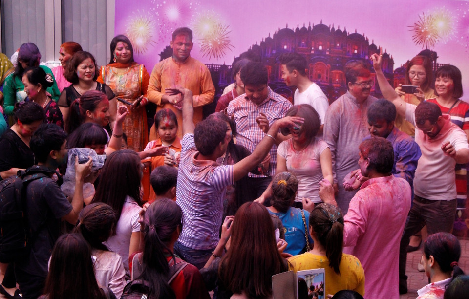 Người tham gia lễ hội sẽ bôi hoặc ném bột màu vào bạn bè, người thân trong gia đình và thậm chí là cả người lạ. (Ảnh: Nguyễn Thúy/Vietnam+)