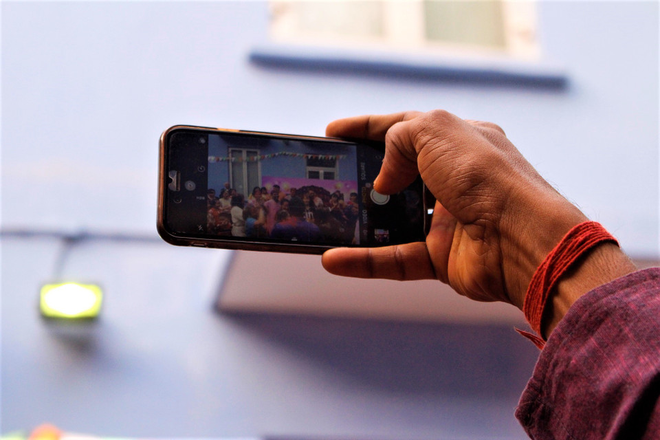 Một du khách bắt trọn khoảnh khắc, lưu lại những kỷ niệm. (Ảnh: Nguyễn Thúy/Vietnam+)