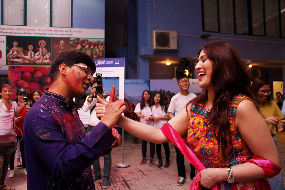 Lễ hội là dịp để gặp gỡ bạn bè, chia sẻ niềm vui hay tạo dựng những mối quan hệ mới. (Ảnh: Nguyễn Thúy/Vietnam+)