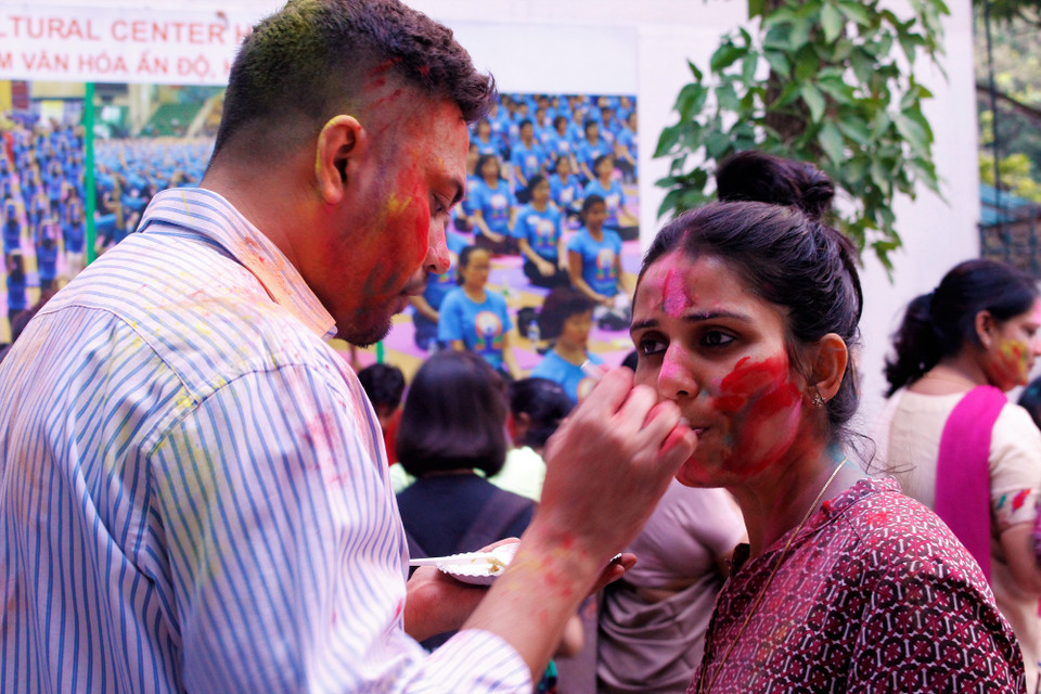 Những màu sắc khác nhau trong lễ hội tượng trưng cho một năm mới đầy màu sắc, nhiều may mắn. (Ảnh: Nguyễn Thúy/Vietnam+)