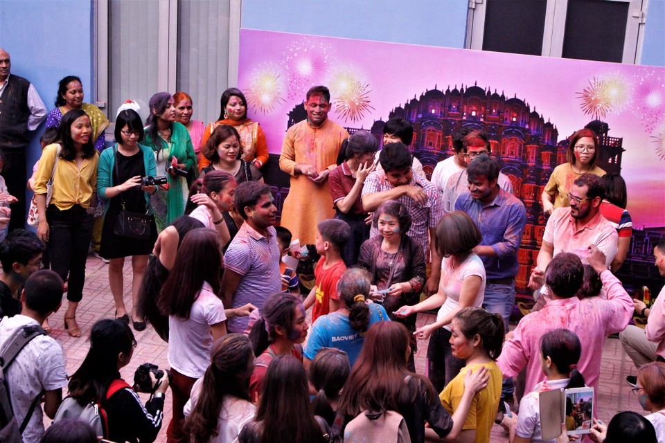 Lễ hội Holi 2018 do Đại sứ quán Ấn Độ tại Việt Nam tổ chức, thu hút đông đảo du khách tham gia, đặc biệt là giới trẻ. (Ảnh: Nguyễn Thúy/Vietnam+)