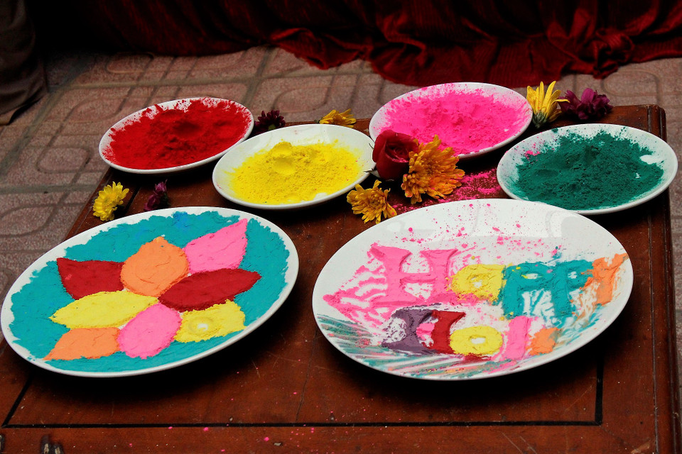 Bột màu được pha trộn từ các loại nguyên liệu tự nhiên (như nghệ tây, hoa hồng…) nên không khó để tẩy sạch. (Ảnh: Nguyễn Thúy/Vietnam+)