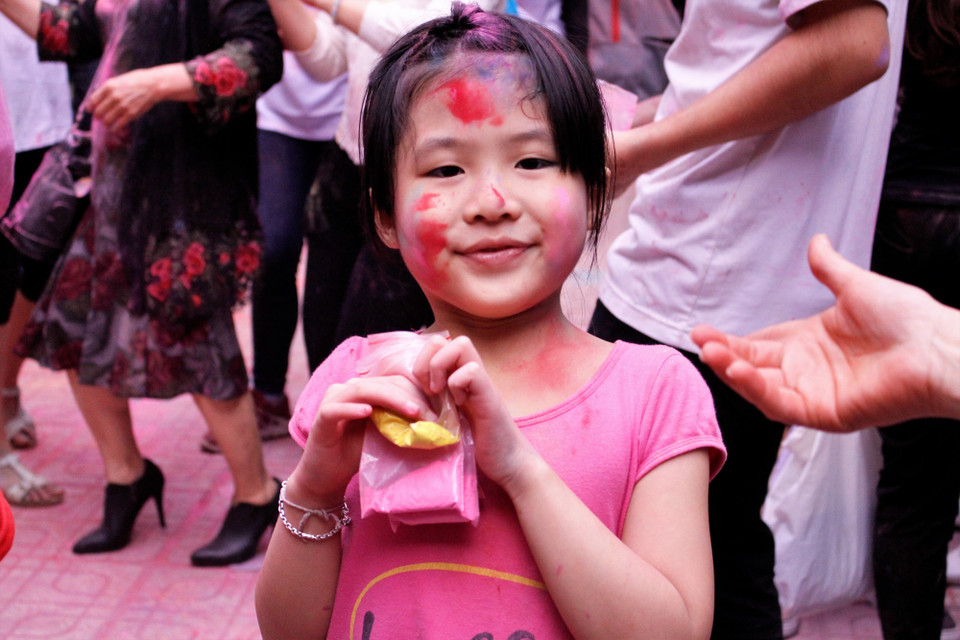 Nhiều người dân hào hứng tham gia lễ hội độc đáo này, đặc biệt là các em nhỏ. (Ảnh: Nguyễn Thúy/Vietnam+)