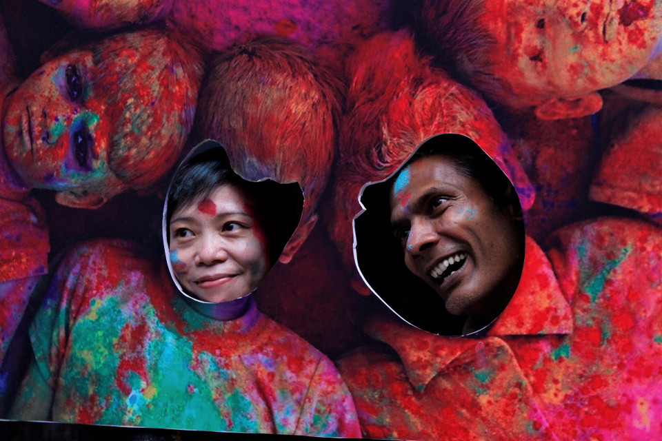 Các bạn trẻ không quên check-in tại các khung hình đã được ban tổ chức chuẩn bị sẵn. (Ảnh: Nguyễn Thúy/Vietnam+)