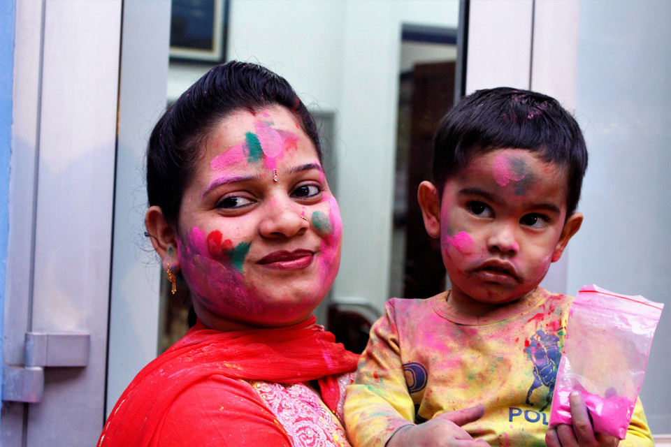 Tại Ấn Độ cứ mỗi dịp lễ hội Holi, người dân lại ném bột màu vào nhau thể hiện cho sự tự do và không phân biệt đẳng cấp. (Ảnh: Nguyễn Thúy/Vietnam+)