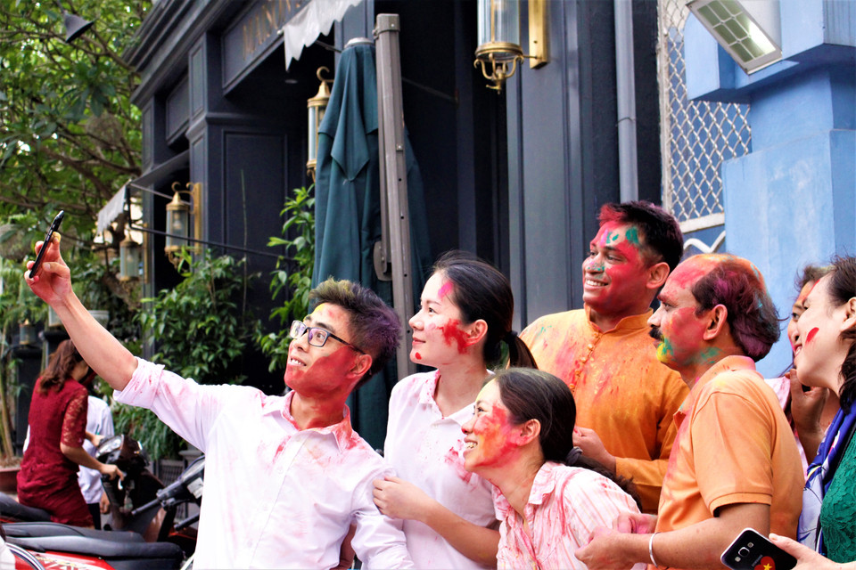 Hiện nay, lễ hội đã lan rộng tới nhiều nơi trên thế giới như một lễ hội mùa Xuân nhiều màu sắc với những lời nguyện ước về tình yêu, niềm vui… Trong những năm gần đây, giới trẻ Việt Nam cũng nồng nhiệt đón nhận và hào hứng hòa mình vào lễ hội này. (Ảnh: Nguyễn Thúy/Vietnam+)