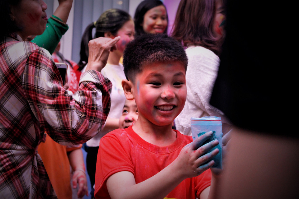 Những người tham gia lễ hội đều cầm trong tay túi bột màu để ném vào người khác. (Ảnh: Nguyễn Thúy/Vietnam+)