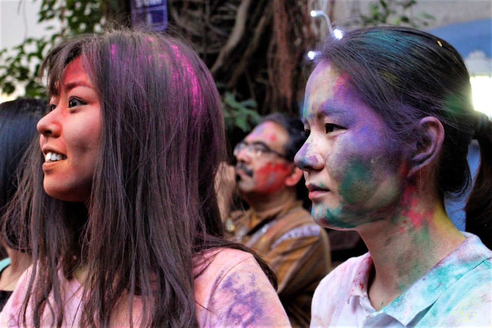 Sau nghi lễ thắp đèn truyền thống, những người tham dự sẽ cùng nhau thưởng thức đồ ăn, ném bột màu và hòa mình vào những điệu nhảy truyền thống. (Ảnh: Nguyễn Thúy/Vietnam+)