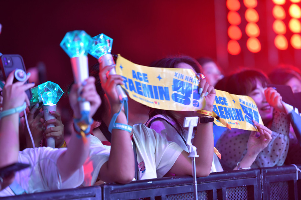 Khán giả trẻ hào hứng với banner ghi tên thần tượng, gậy cổ vũ lightstick. (Ảnh: BTC)