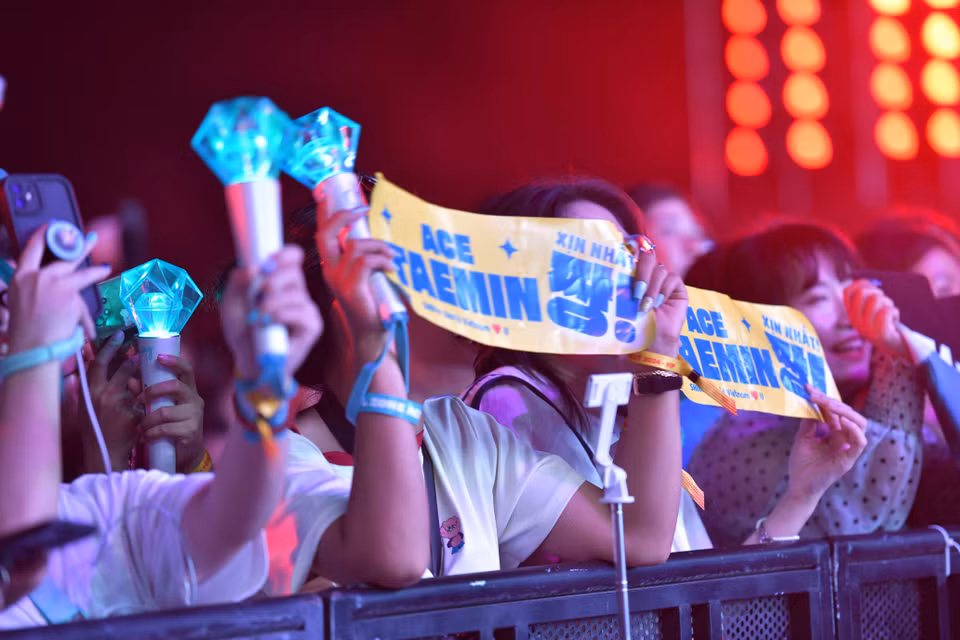 Khán giả trẻ hào hứng với banner ghi tên thần tượng, gậy cổ vũ lightstick. (Ảnh: BTC)