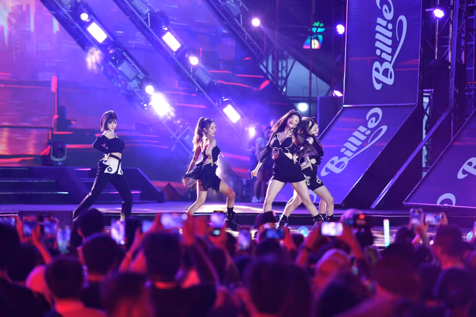 Đáng chú ý không kém là nhóm nhạc nữ Billie - những thần tượng K-Pop trẻ tuổi, ra mắt từ 2021. (Ảnh: BTC)