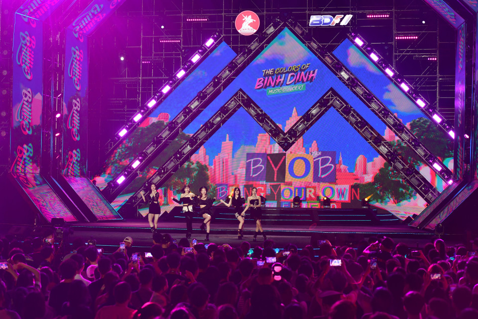 5 cô gái năng động mang đến các ca khúc từng gây chú ý thời gian qua như "BYOB" hay "DANG," "FLIPPING A COIN"... (Ảnh: BTC)