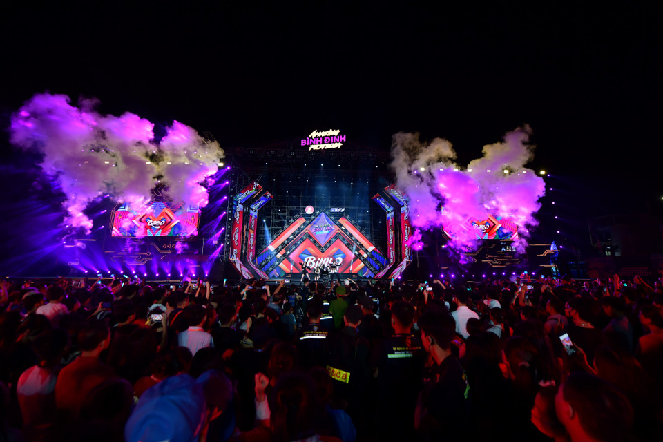 Đêm nhạc tối ngày 30/3 mang tên "The Colors of Binh Dinh" (Sắc màu Bình Định) đã diễn ra trong không khí sôi nổi tại khu vực Đầm Thị Nại, thành phố Quy Nhơn. Sự kiện thuộc khuôn khổ chương trình Amazing Binh Dinh Festival - Tuần lễ Thể thao, văn hóa và du lịch Bình Định do ủy ban nhân dân tỉnh phối hợp Công ty Bình Định F1 tổ chức. (Ảnh: BTC)