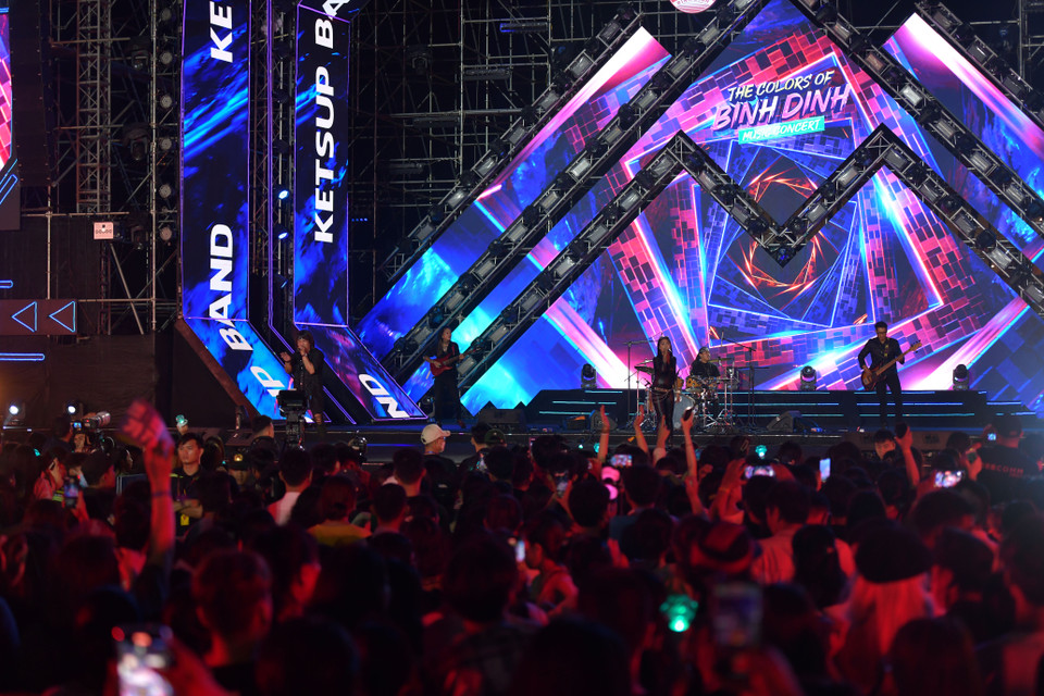 Khán giả phía dưới hát theo những giai điệu rock quen thuộc. (Ảnh: BTC)