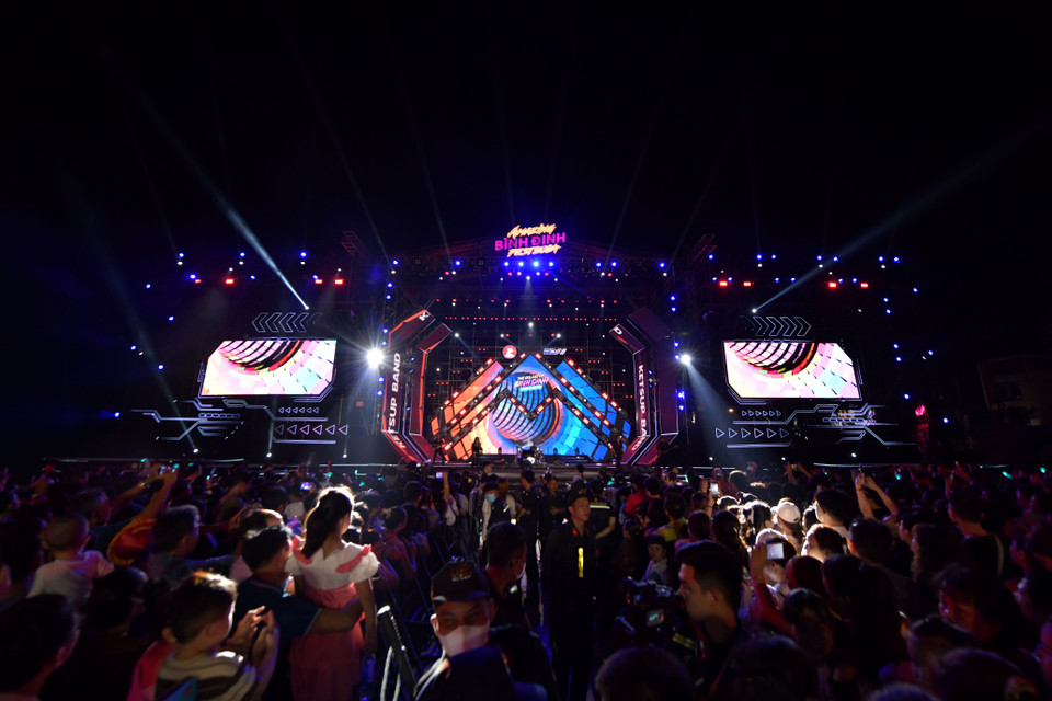 Trong khuôn khổ Amazing Binh Dinh Fest còn có Giải đua thuyền máy F1H2O do Liên đoàn Thuyền máy Quốc tế phối hợp tỉnh tổ chức, các hội chợ ẩm thực, văn hóa đáng chú ý và màn biểu diễn hàng ngàn thiết bị bay không người lái trong đêm bế mạc (31/3). (Ảnh: BTC)