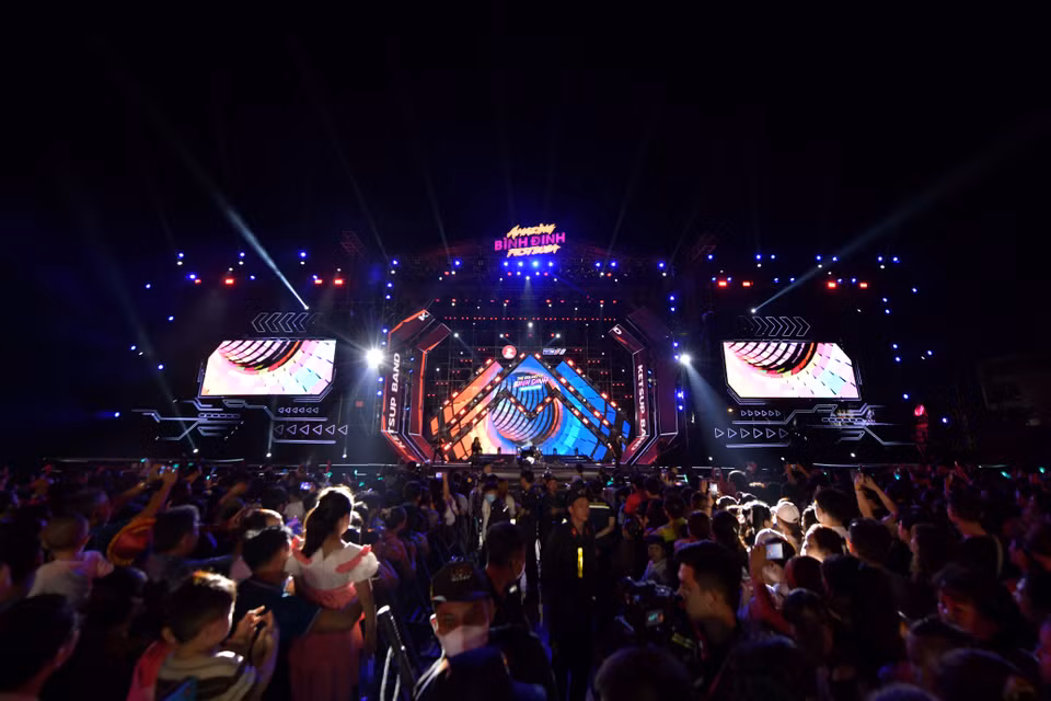 Trong khuôn khổ Amazing Binh Dinh Fest còn có Giải đua thuyền máy F1H2O do Liên đoàn Thuyền máy Quốc tế phối hợp tỉnh tổ chức, các hội chợ ẩm thực, văn hóa đáng chú ý và màn biểu diễn hàng ngàn thiết bị bay không người lái trong đêm bế mạc (31/3). (Ảnh: BTC)
