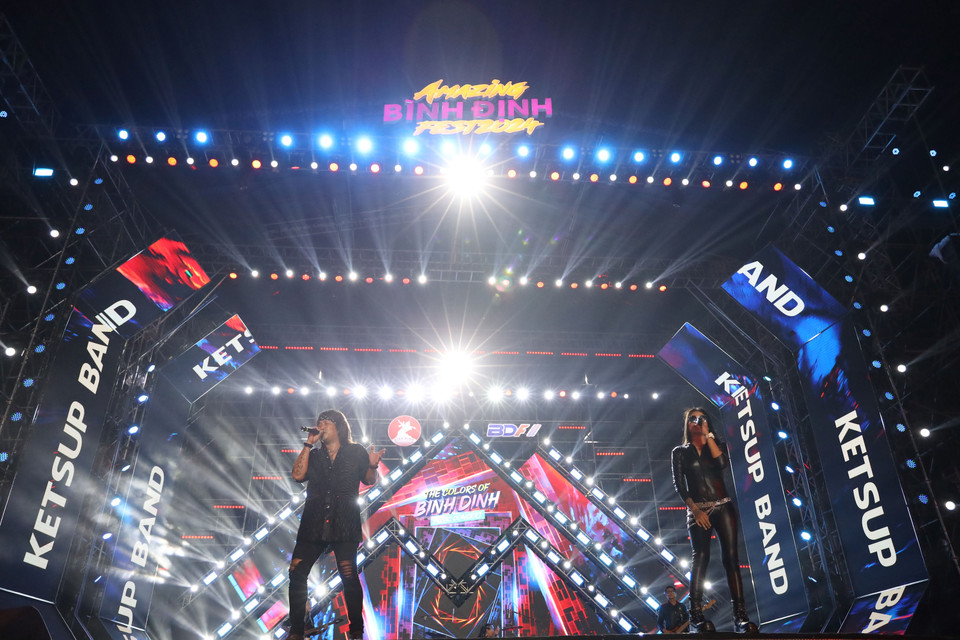 Ketsup Band trình diễn những ca khúc tiếng Anh bất hủ như "Hotel California," "Highway to Hell" và "Sweet Child o' Mine." (Ảnh: BTC)