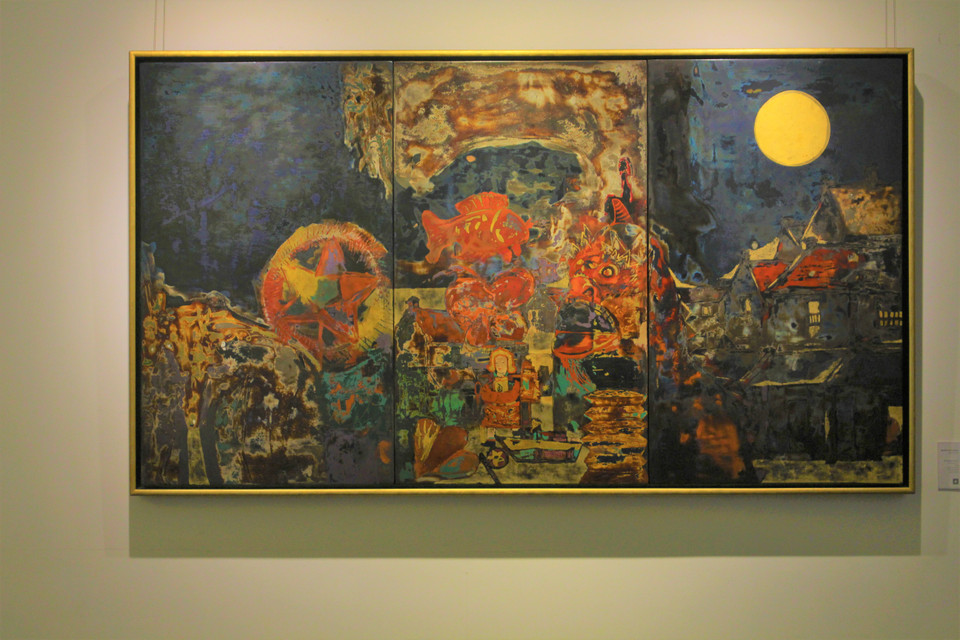 Các tác phẩm đều xoay quanh những chủ thể đặc trưng của mùa Thu miền Bắc - thời điểm mỗi tác giả đặt bút làm nên mỗi tác phẩm trong triển lãm. Trong ảnh là ''Lễ Trung Thu'' - tranh sơn mài trên gỗ của Nguyễn Trần Cường. (Ảnh: Minh Anh/Vietnam+)