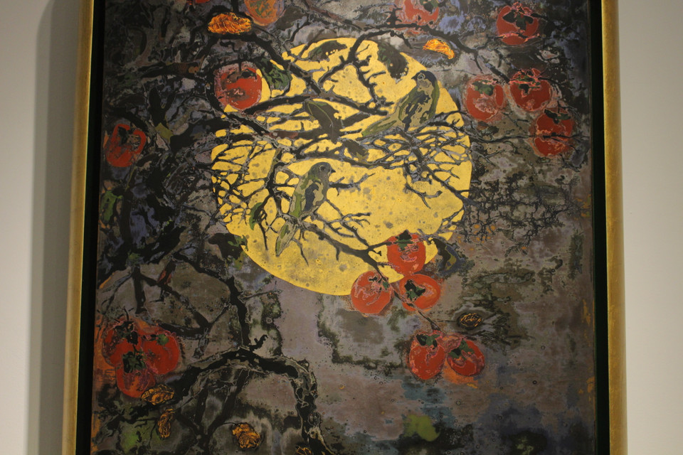 Cây hồng trong trăng rằm gợi về kỷ niệm Trung Thu trên ''Trăng Thu'' của Nguyễn Trần Cường, chất liệu sơn mài trên gỗ. (Ảnh: Minh Anh/Vietnam+)