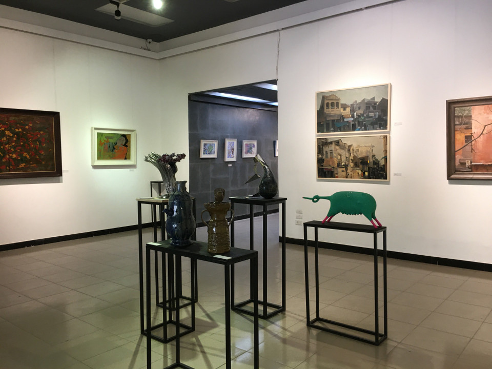 Theo ông Nguyễn Thái Bình, Phó Trưởng khoa Thiết kế, mỹ thuật (Đại học Kiến trúc Hà Nội), 40 tác giả tham gia ''Triển lãm mỹ thuật 2021'' vừa là các kiến trúc sư, các nhà điêu khác, họa sỹ... vừa là các giảng viên đang giảng dạy và công tác tại trường. (Ảnh: Minh Anh/Vietnam+)