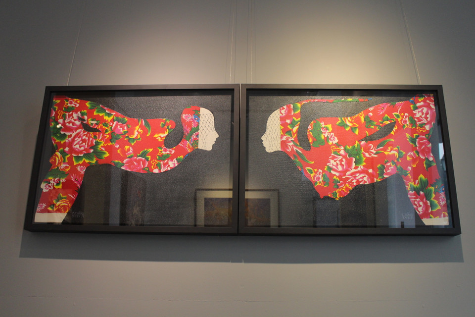 Bên cạnh đó, tác giả Vũ Đình Tuấn còn mang đến triển lãm cặp tranh ''Tình nhân,'' sử dụng họa tiết chăn con công đầy hoài niệm. (Ảnh: Minh Anh/Vietnam+)