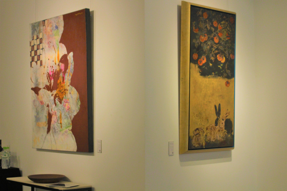 Được đặt đối xứng với ''Trăng Thu'' là ''Hồng và gia đình thỏ'' (phải) trên những tông màu trầm, đằm. (Ảnh: Minh Anh/Vietnam+)