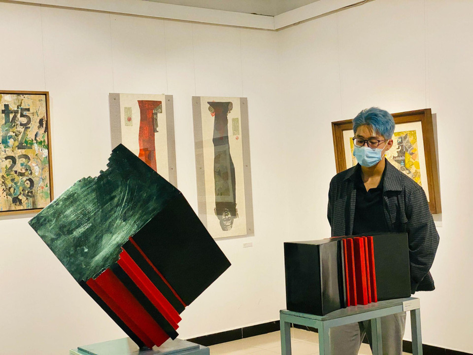 Bằng nhiều hình thức biểu cảm và đa dạng về chất liệu-thể loại, các tác phẩm trong triển lãm chính là sản phẩm từ quá trình nghiên cứu khoa học và giảng dạy của các thầy cô thuộc nhiều chuyên ngành đào tạo. (Ảnh: BTC)