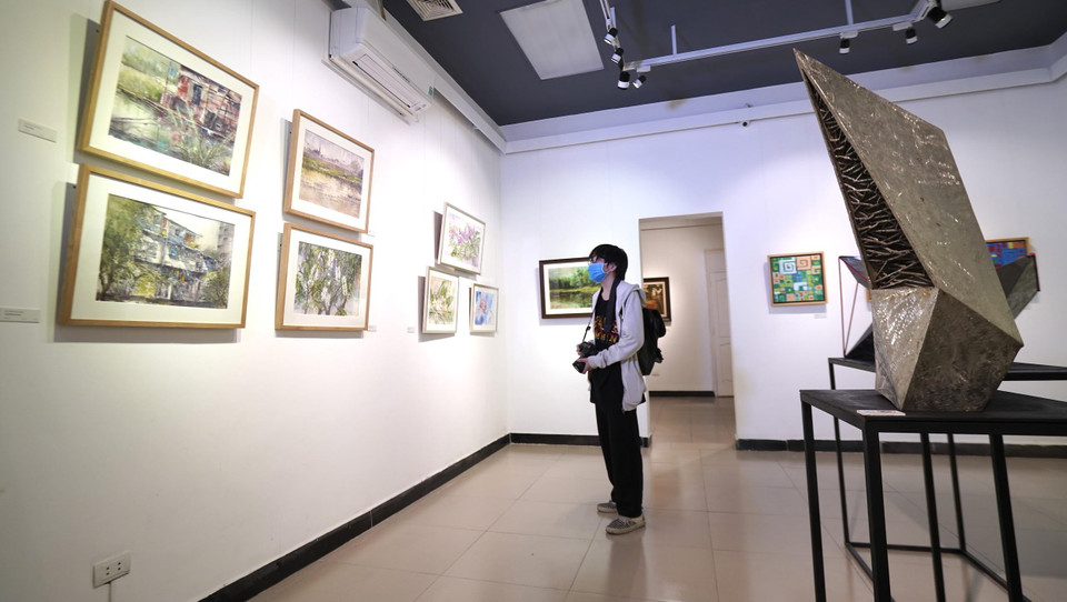 Để chào mừng Ngày nhà giáo Việt Nam 20/11, 40 giảng viên Đại học Kiến trúc Hà Nội đã mang hơn 90 tác phẩm đến "Triển lãm mỹ thuật 2021," được trưng bày tại Nhà triển lãm 29 Hàng Bài (Hà Nội). (Ảnh: BTC)