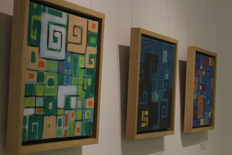 Do dịch bệnh, triễn lãm không tổ chức khai mạc. Nhiều thầy cô cũng không thể có mặt tại triển lãm để giao lưu với khách tham quan. Trong hình là bộ ba tác phẩm 'Vùng xanh,' 'Vùng đỏ' và 'Vùng bình yên' của giảng viên Đỗ Đình Tân, chất liệu sơn dầu. (Ảnh: Minh Anh/Vietnam+)