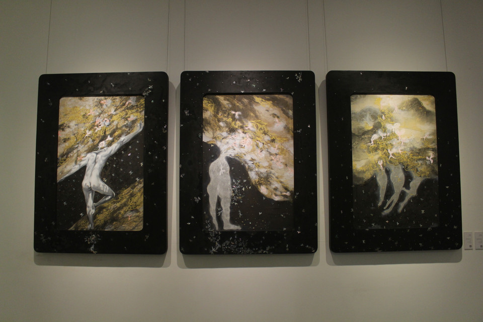 Năm tác giả mang đến 22 bức tranh trên đa dạng chất liệu tổng hợp, một số chất liệu đặc trưng có thể kể đến là toan, sơn mài, sơn dầu, giấy dó và màu acrylic, lụa… (Ảnh: Minh Anh/Vietnam+)