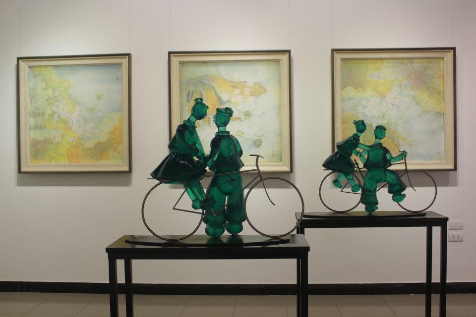 Triển lãm mang đến nhiều cảm xúc tích cực, bình yên cho khách tham quan. Trong ảnh là tác phẩm điêu khắc ''Anh có muốn đưa em về không?'' của giảng viên Phạm Thái Bình. (Ảnh: Minh Anh/Vietnam+)