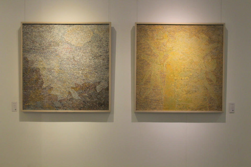 ''Non xanh'' (trái) và ''Nước bạc'' của Nguyễn Thế Hùng qua sơn mài trên toan. (Ảnh: Minh Anh/Vietnam+)