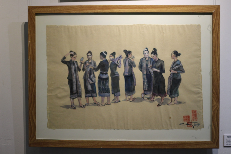 Những cô gái Lào đeo khăn rằn dài như một món đồ tôn thêm vẻ đẹp cho trang phục thường ngày. (Ảnh: Minh Anh/Vietnam+)