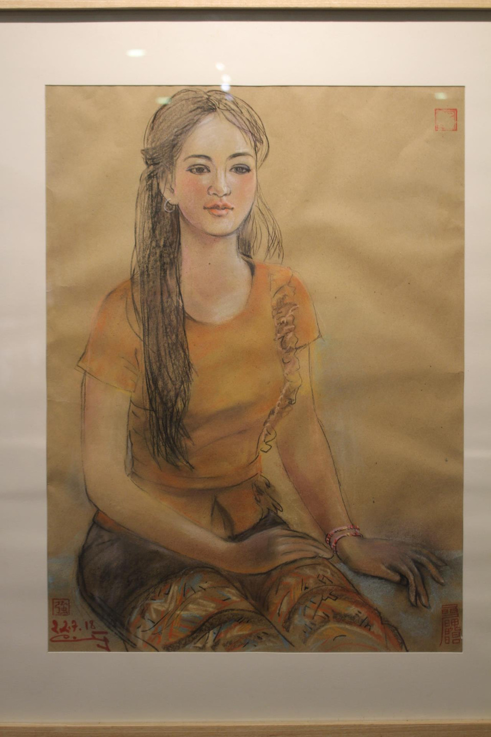 Nhà nghiên cứu văn hóa và mỹ thuật Phan Cẩm Thượng nhận xét tranh Lê Dũng Cường vẽ những cô gái, bạn bè hay con gái đều được vẽ bằng tình cảm nồng thắm, đơn giản nhưng đầy trìu mến - giống như dùng tranh làm quà cho nhân vật hơn là thể hiện cái tôi qua hội họa. (Ảnh: Minh Anh/Vietnam+)