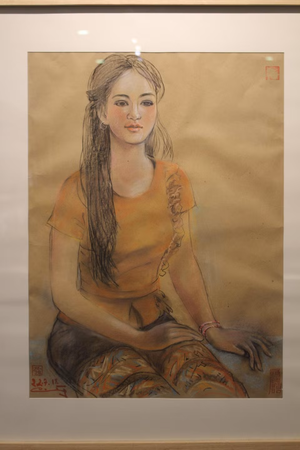 Nhà nghiên cứu văn hóa và mỹ thuật Phan Cẩm Thượng nhận xét tranh Lê Dũng Cường vẽ những cô gái, bạn bè hay con gái đều được vẽ bằng tình cảm nồng thắm, đơn giản nhưng đầy trìu mến - giống như dùng tranh làm quà cho nhân vật hơn là thể hiện cái tôi qua hội họa. (Ảnh: Minh Anh/Vietnam+)